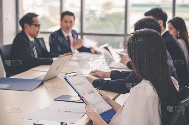 业务团队讨论评估和企业评估展示了他们成功的团队合作成果。商业团队组织和投资计划与新的启动项目与图表-花瓣网