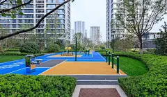 石家庄融创中心·臻华园 景观设计 / UP+S阿普贝思 : -01- ///// 序言 ///// 18世纪中叶，法国资产阶级进步思想家掀起了启蒙运动。在风景油画和东方园林的影响下，出现了带有强烈浪漫主义色彩的绘画式风景园。它以自然景观为基础，采用写实性的表现手法，形成更具有画意的风景园林。 就石家庄超级大盘融创中心一期景观而言，既有深厚的法式园林文化渊源，又有独到的现代景观理念，并且将法式园林的宏伟与自然景观完美结合，堪称丰富异质的后现代主义景观典范。 ...