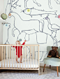 墙上的涂鸦代替一沉不变的白色墙体和墙纸，让儿童房变得更活泼可爱,儿童房,墙画,婴儿床
