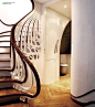 这个极具雕塑感的楼梯是由伦敦事务所atmos studio的设计师alex haw为一栋私人住宅设计的，这个独特的楼梯在住宅空间中扭动，并将自己流动的形态与地脚线图案有机的融为一体。为了与已有的空间布置相协调，设计师希望在视觉上将这个楼梯间和其它生活空间联系起来，楼梯扶手向下延伸到浴室中，并顺着墙面伸展开来，缠绕了周边的家具，将本身的形态完全融入到空间中。

这个楼梯是用数字方式焊接组装的，设计团队事先用数字打印机将用于制作楼梯的MDF材料和橡木裁切好，然后在现场将这些单独的部件组装起来。每一个部件都设计