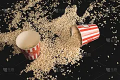 爆米花撒满了纸桶