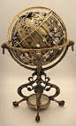 机械天体地球仪，法国十六世纪造。这种精细的镂空工艺完整的做出了南、北半球。地球仪内部一个复杂的发条机构驱动着天体标注尺的运动。