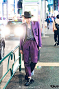 #原宿街拍# Ryunosuke，搭配：Purple Paul Smith Suit & Black Fedora Tokyo Street Style
O网页链接 ​​​​