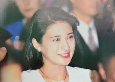 老照片：日本皇后美智子，年轻时很漂亮，气...