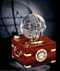 十二宫时钟(Desk Clock Planet Earth)，来自已经有163年历史的瑞士雅典表厂(Ulysse Nardin，公认制造航海天文台表的专家)，无论是造型还是功能，都堪称艺术品：

主体是一个红木材质的箱子，正面是一个稍小的圆形时钟，侧面则配以金色的拉环和同样金色的方形护角，给人一种古董般的年代感。箱子的上方，是一个和地球仪有几分相像的透明玻璃球——而最精彩的玄机就全在这里了，它由里外两层组成，外层代表地球，上面画着七大洲和四大洋，里层则为天文层，有太阳、月亮和黄道十二宫(即金牛、双子、巨蟹