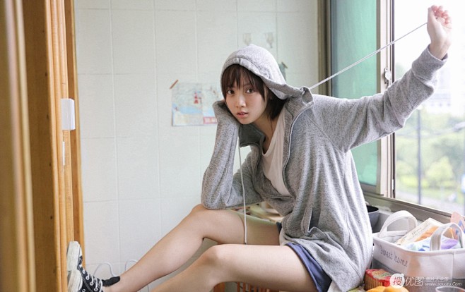 有一种性感叫男友的衬衫，俏皮短发美女宽大...