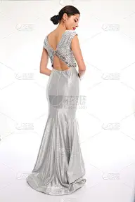 美丽的女人穿着长长的晚礼服，前面是白色的背景