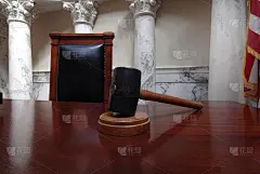 法庭或立法机关议员办公室的木桌或桌子上的木槌