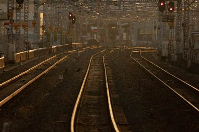 西九条站方向(傍晚)的照片素材-图巨人