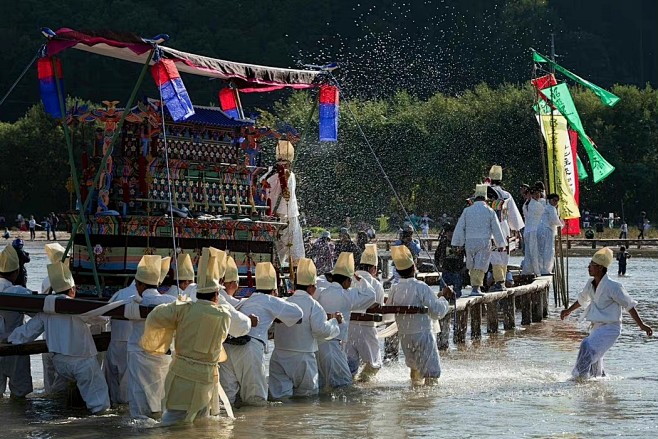 韩国丧葬习俗—出丧发引 现在韩国如出丧以外传统其实有很多流失严重 有时最简单的丧舆队列只是摇铃唱“輓歌”引领而已（有的这也没有 干抬[挖鼻