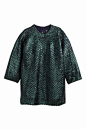 花式针织套衫 : 花式针织套衫: 金属光感花式针织套衫，七分袖。