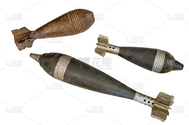 炮弹，炸弹，火箭孤立在白色背景上。巨大的爆炸武器，从空中落下。二战的空壳