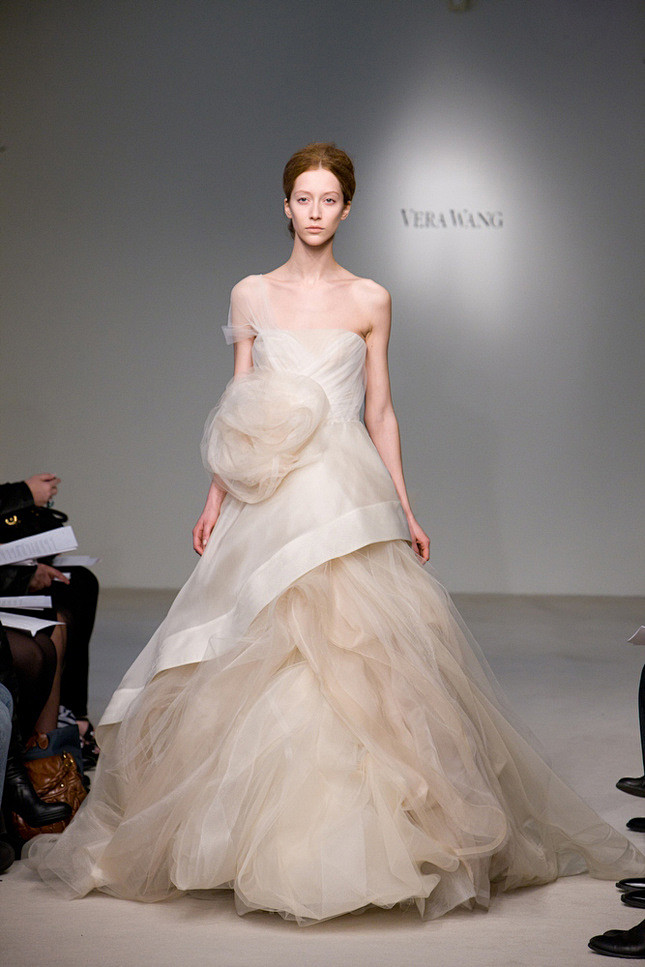 Vera Wang，蝴蝶结加梦幻