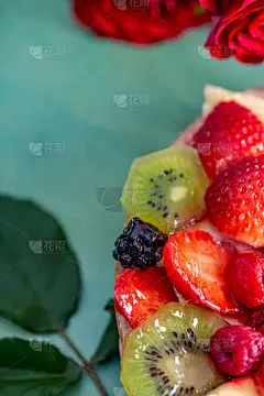 平铺的红色鲜花玫瑰和美丽美味的甜蛋糕与浆果在绿色的背景。鲜花玫瑰贺卡和水果蛋糕。为文本复制空间。特写