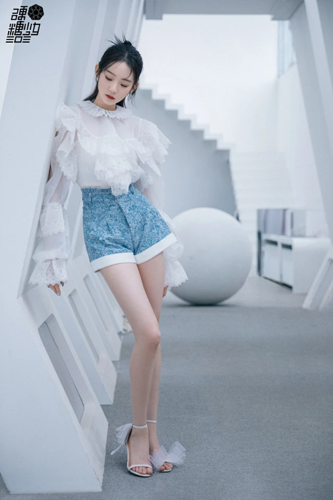 张艺凡超话 #张艺凡羽翼轻盈感夏日造型# 轻盈薄纱，尽显夏日清爽澄澈，每周六12:00 ，与电竞新人@硬糖少女303-张艺凡 共赴电竞实训之旅 ...