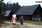 当地时间2015年12月23日，白俄罗斯明斯克，一名身穿圣诞老人装的商店运货员帮助一名老太太搬运物品。REUTERS/Vasily Fedosenko