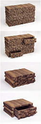 柴堆瑞典设计师Boris Dennler设计了一款名为“柴堆（Wooden Heap）” 的变形橱柜。正如其名字所暗示的那样，这款橱柜从远处望去就像是一堆摆放整齐的木柴，采用模块化设计，由六个大小一样的抽屉组成。
由于采用模块化设计，使用者可根据空间大小和自己的偏好随意摆放抽屉。灵感源于18世纪的五斗柜，但显然融入了更多现代化元素，将隐藏和发现惊喜的概念很好地融入到了家具设计里面。
“柴堆”橱柜已经成为伦敦V&A博物馆的永久展品。