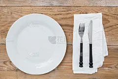木制的白色盘子和餐具