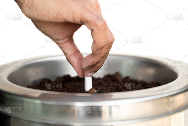 选定焦点烟头，手在烟灰缸中捻灭香烟