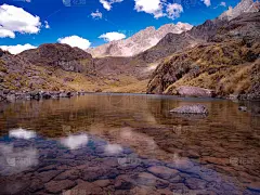 以山为背景的湖