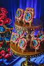 武汉SissiCakeDesign【玫红宝蓝 婚礼甜品桌】 By @Sissi Cake Design :  玫红宝蓝撞金色的华丽系婚礼甜品台，一场纸醉金迷的华丽盛宴近在眼前。