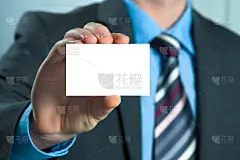 商人递着一张空白名片