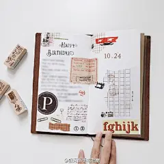 #一页手帐#  温柔的秋天，这是@chanlii- 的手帐给编编的第一印象。拥有无限可能的TN在她的笔下生出怡然自得的气息，夏米印章和仓敷胶带是今年的年度CP，轻轻松松复古zakka风格。看完她的手帐，那么多印章维纳斯编编要开始跺脚了