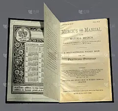 1899年在纽约出版的默克第一版医疗指南手册的头版照片