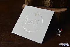 裁切名片比普通尺寸的名片看上去更精致些。
国内标准名片尺寸是90mm*54mm，
美式常用尺寸是90mm*50mm，
欧式常用尺寸是85mm*54mm。
裁切一般都是在90mm*54mm以内做裁切，常见的方形名片尺寸是54mm*54mm，50mm*50mm，具体尺寸视设计稿而定。
案例1：裁切50mm*50mm，烫珠光粉红工艺，314g日本大地奶白纸张。