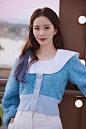 刘诗诗身穿蓝色针织衫搭配白色高腰西裤，气质温柔甜美，笑颜如花宛若公主。 ​​​​