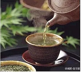 【喝水瘦身法，你喝对了吗？】1、起床：淡盐水，有助于肠蠕动，帮肠胃大扫除；2、工作中：柠檬水，帮助肠胃排毒，同时柠檬的气味还可以舒缓神经；3、午饭前：暖开水，降低饮食分量；4、下午茶：花草茶，抑制食欲，护肤养颜。JMS，你喝对了吗？~ #生活常识#