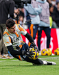 Photo shared by Real Madrid C.F. on December 22, 2024 tagging @thibautcourtois. 可能是包含下列内容的图片：3 位用户、一群人在玩美式橄榄球、一群人在踢足球、球、体育场和文字.