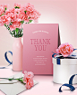 粉色贺卡 花瓶 花朵 蓝色丝带 白色礼物盒 粉色温馨背景海报PSD模板_平面设计_模库(51Mockup)