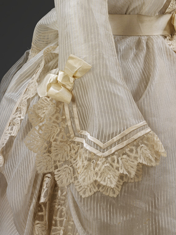 #服装# 婚服，1872~1874，白色...