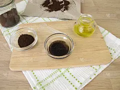 用干咖啡渣和橄榄油擦洗身体