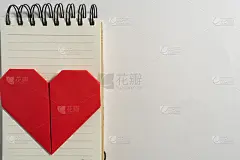 在情人节，白色背景上用彩色纸制作的心形祝福送给相爱的情侣