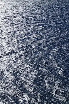宽阔的海面在阳光下闪闪发光，为背景材料拍照