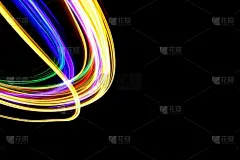 彩色仙女灯，光画摄影，黑色背景下的波浪线和曲线