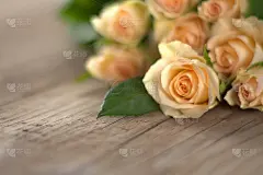 木质地面上的玫瑰花束