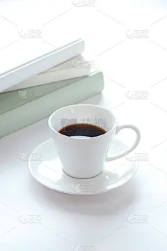 白色杯子里的书和咖啡