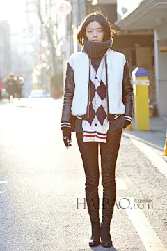 【图】初春街头新搭配、型格Look很够味！最新韩国型人街拍合辑：简装上阵细节赞，黑衣黑裤也能穿出大不同！_第4页_韩国街拍_海报时尚网