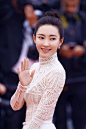 5月全世界的目光都聚集在法国戛纳，只为71届#戛纳电影节#这一盛事。当著名演员@王丽坤 应@Dior迪奥 香水化妆品之邀，惊艳亮相电影节主竞赛影片《审判日》首映红毯，一袭白色蕾丝镂空礼服的她，气场全开。踏上红毯的她，略微拉长的精致眉型与利落的发型相互呼应，搭配大地色系优雅眼妆，粉嫩水润的丰盈 ​​​​...展开全文c