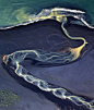 你可能很难相信以下是真实拍摄的图片而非绘画，这是在冰岛从空中拍摄的火山地区河流，水流蜿蜒流过黑色的火山沙，最后进入大海。俄罗斯摄影师Andre Ermolaev说，“真正让我触动的是火山地区的航拍，这些河流有着难以形容的色彩，线条和纹理”