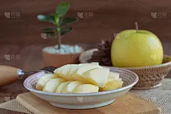 新鲜的Shinano金苹果切成片后放在木桌上准备吃。为家人准备美味健康的水果作为零食。甜，酸，多汁，