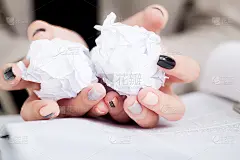 压力重重的女商人拿着一张写着“救命”的纸板，恳求帮助。注意力集中在纸板上