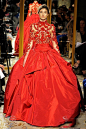 惊人的长袖，高领上衣红球礼服。中式婚纱早已不是传统意义上的凤袍红裙，在红色婚纱上增加一抹小小的中式元素，即可让你的婚礼有了不一样的闪光点。