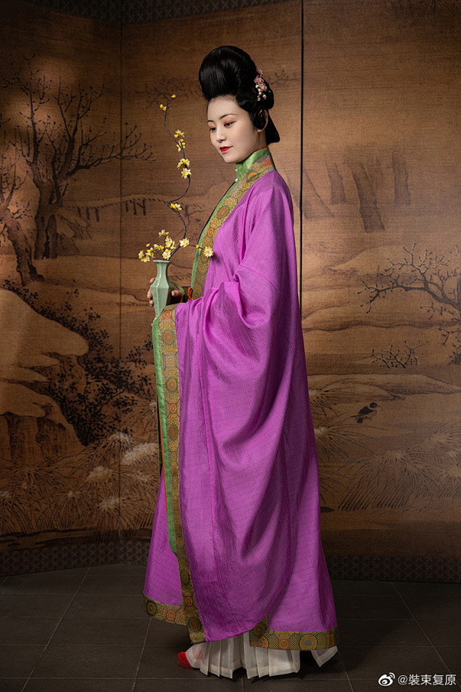 【装束复原】明末清初仕女装束 随着文艺思潮与审美的变化，晚明时期，服装的流行样式逐渐突破原有的规矩与范式，发展出新的风格。 在女装中，宽博之风 ...