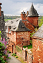 Collonges-la-Rouge, Corrèze Limousin , France。法国利穆赞大区科雷兹省Collonges-la-Rouge(有译作：考兰若拉虎日)。这里属于地球上有人类居住的最古老的区域之一。无与伦比的红色砂岩是这一从前蒂雷纳伯爵封地独特的标志。然岁月蹉跎，绿野仙踪、原始自然美景却依可于此寻觅，工业污染未曾波及，Collonges-la-Rouge仍旧是那个清新明亮的红色村落。引无数向往宁静与祥和的人们纷至沓来，甚至流连忘返于此安家。 如今，也已获得“法国最美村庄之一”的美称。