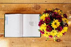 在夏天或春天的早晨，把花放在茶杯里，把笔记本放在木桌上。明信片早上好，母亲节快乐，3月8日。
