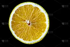 半橘色和黑色背景。